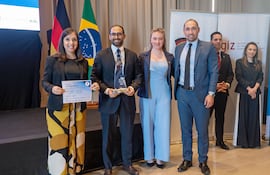 Kathya Jara, Luis Torales y miembros del Comité Selector.