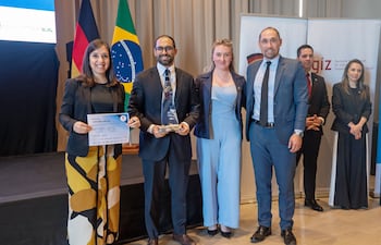 Kathya Jara, Luis Torales y miembros del Comité Selector.