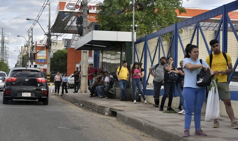 Esta mañana, el Ministerio de Trabajo intentará frenar huelga de choferes en una tripartita