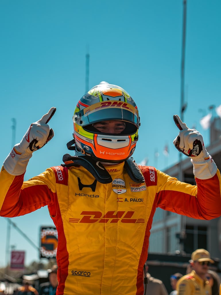 El piloto español Alex Palou celebra su victoria en Alabama.