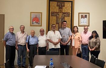 Grupo “Tape Puahu Rekavo” de sacerdotes casado y el presidente de la Conferencia Episcopal Paraguaya (CEP), Monseñor Pedro Jubinville.