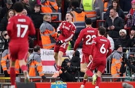 Florian Wirtz del Liverpool (centro) celebra tras anotar el gol del 2-0 durante el partido de la Premier League inglesa entre el Liverpool FC y el Wolverhampton Wanderers, en Liverpool, Gran Bretaña.
