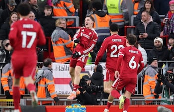 Florian Wirtz del Liverpool (centro) celebra tras anotar el gol del 2-0 durante el partido de la Premier League inglesa entre el Liverpool FC y el Wolverhampton Wanderers, en Liverpool, Gran Bretaña.