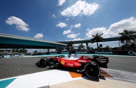 El monoplaza de Ferrari del piloto monegasco Charles Leclerc durante el único ensayo libre del Gran Premio de Miami en el Autódromo Internacional de Miami, en Miami Gardens, Estados Unidos.