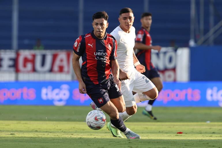 Blas Riveros (c), futbolista de Cerro Porteño, disputa un balón en el partido frente a Libertad por la fecha 21 del torneo Clausura 2025 de la Primera División de Paraguay en el estadio La Nueva Olla, en Asunción, Paraguay.