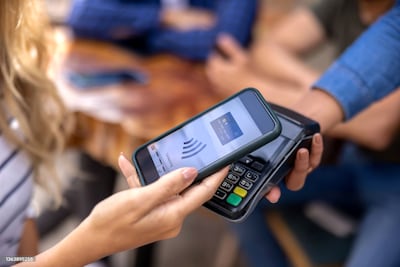 El orden surge del ajuste de cada app a cuatro bloques verificables: utilidad cotidiana real, interoperabilidad y alcance práctico, claridad de condiciones visibles y señales públicas de mantenimiento y escala.