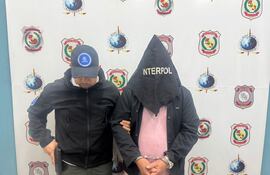 Interpol detiene a septuagenario requerido en Argentina por el abuso sexual sistemático de su nieta.
