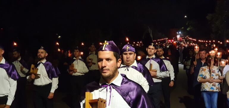 La realización del Viacrucis Mayor involucra a unas 250 personas que conforman siete escuadras. Estas escuadras dirigen la procesión de miles de católicos. 