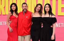 El actor estadounidense Adam Sandler, su esposa Jackie Sandler y sus hijas Sunny Sandler y Sadie Sandler, asistieron al estreno de Roommates de Netflix en el Egyptian Theatre de Los Ángeles. (Frederic J. BROWN / AFP)
