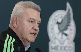 El entrenador de la selección mexicana de fútbol, Javier Aguirre, habla durante una rueda de prensa este miércoles en el Centro de Alto Rendimiento de la Federación Mexicana Fútbol, en Ciudad de México (México). Aguirre reiteró su confianza en que su país tendrá una gran Copa Mundial y confesó que el ambiente de unión le recuerda hace 40 años, cuando México alcanzó en casa los cuartos de finales.