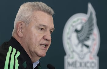 El entrenador de la selección mexicana de fútbol, Javier Aguirre, habla durante una rueda de prensa este miércoles en el Centro de Alto Rendimiento de la Federación Mexicana Fútbol, en Ciudad de México (México). Aguirre reiteró su confianza en que su país tendrá una gran Copa Mundial y confesó que el ambiente de unión le recuerda hace 40 años, cuando México alcanzó en casa los cuartos de finales.