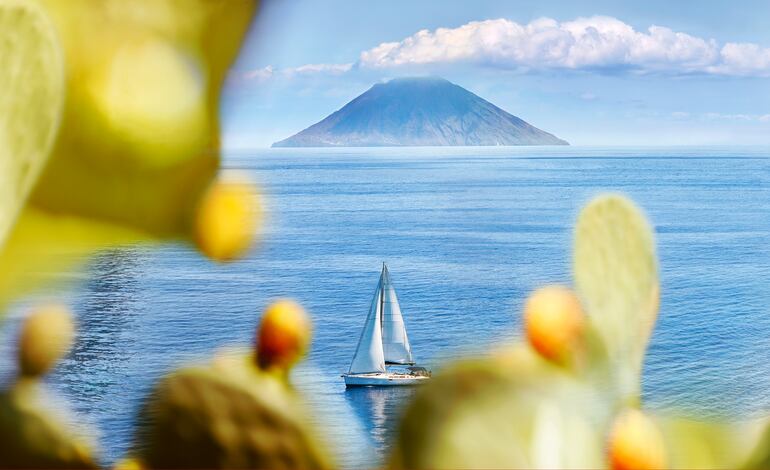 Vista de Stromboli desde Salina, Italia, Islas Eolias.