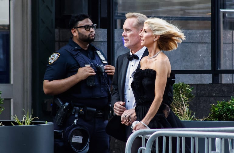 El comentarista deportivo estadounidense Joe Buck (izq.) y su esposa, la comentarista deportiva estadounidense Michelle Beisner-Buck, llegan a las afueras del Madison Square Garden, el lugar de celebración de la boda de la cantante pop Taylor Swift y el atleta profesional Travis Kelce, en la ciudad de Nueva York.