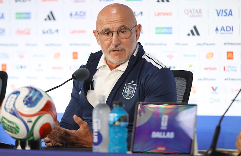 El seleccionador de España Luis de la Fuente habla en una rueda de prensa este lunes, previo al partido de semifinales del Mundial de la FIFA 2026 entre Francia y España en Dallas (EE.UU.).