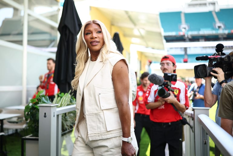 La extenista estadounidense Serena Williams asistió al Gran Premio de Fórmula 1 de Miami 2026 en el Autódromo Internacional de Miami. (CHARLY TRIBALLEAU / AFP)