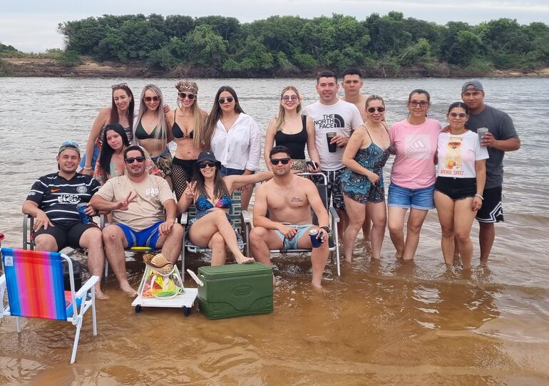 Grupo de turistas proveniente de Coronel Oviedo, para disfrutar de la Playa Camping Paraíso de Villa Florida, Misiones.