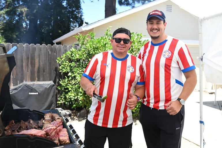 Los paraguayos se preparan para disfrutar de una barbacoa mientras alientan a la selección nacional.