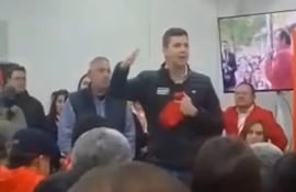 El entonces presidenciable cartista Santiago Peña prometió de todo los jubilados en 2022.