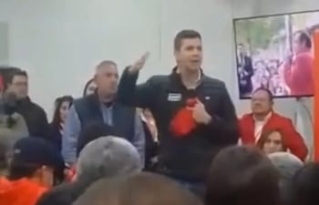 El entonces presidenciable cartista Santiago Peña prometió de todo los jubilados en 2022.