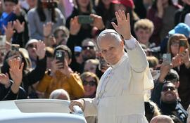El Papa León XIV recorre saluda a los feligreses en el Vaticano, en el papa móvil.