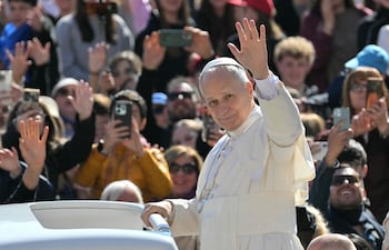El Papa León XIV recorre saluda a los feligreses en el Vaticano, en el papa móvil.