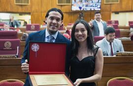 Gustavo Gómez y su orgullosa esposa Jazmín Torres.