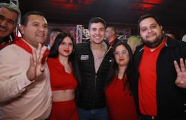 El presidente Santiago Peña (c) con el senador Maidana y sus hijos: Montserrath, Cindy y Hernán durante la campaña proselitista.
