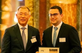 Euisun Chung, presidente de Hyundai Motor Group, entregó el premio a José Carlo Bogarín, Directivo Automotor.