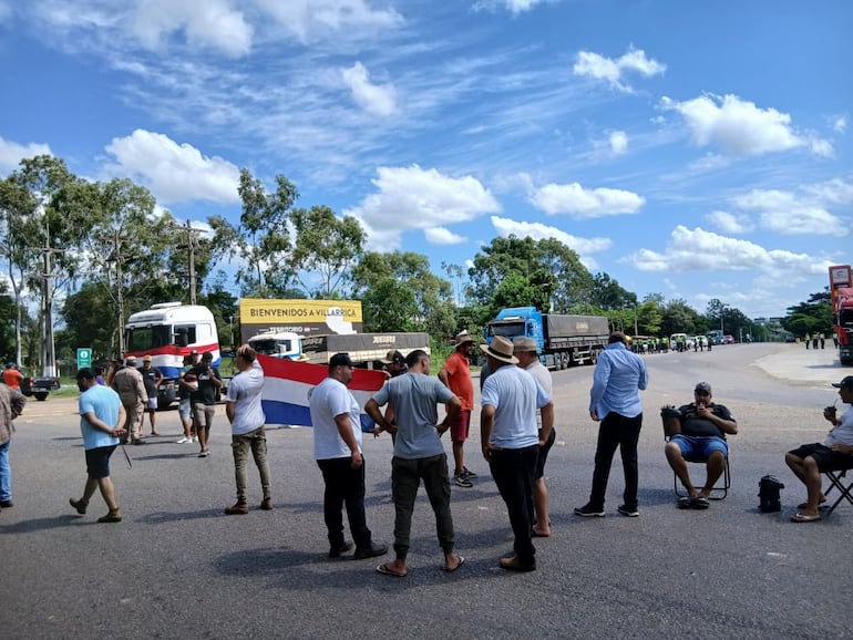 Camioneros del Guairá se suman a paro nacional por suba del combustible y reclaman reajuste del flete