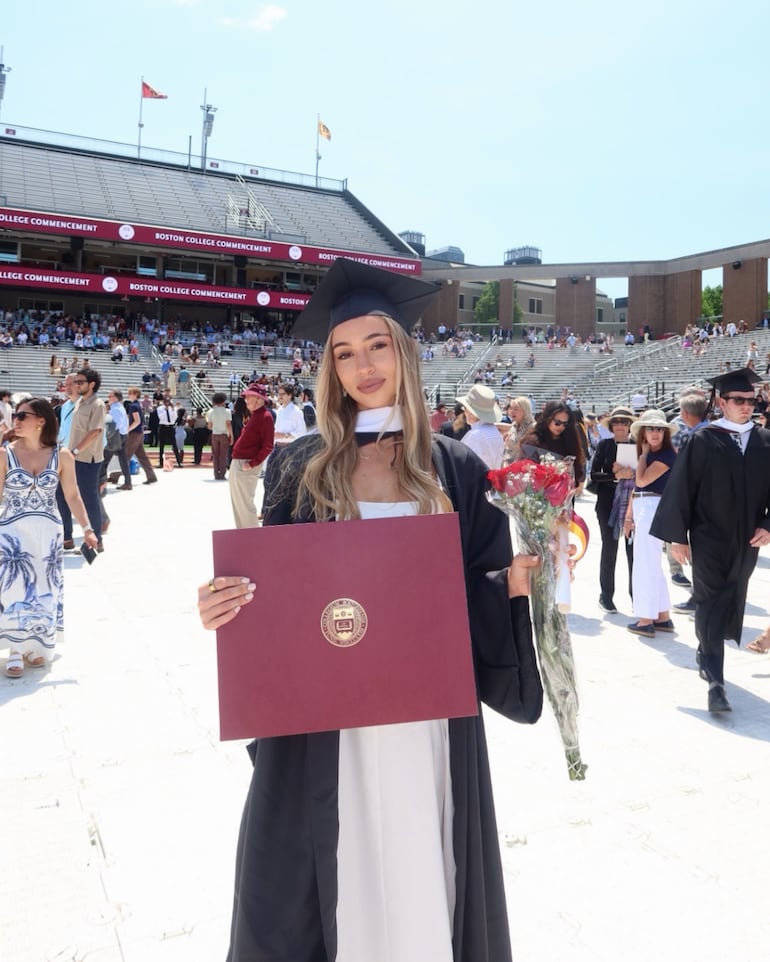 La flamante graduada Luna Aristizábal, hija del cantante colombiano Juanes. (Instagram/Juanes)