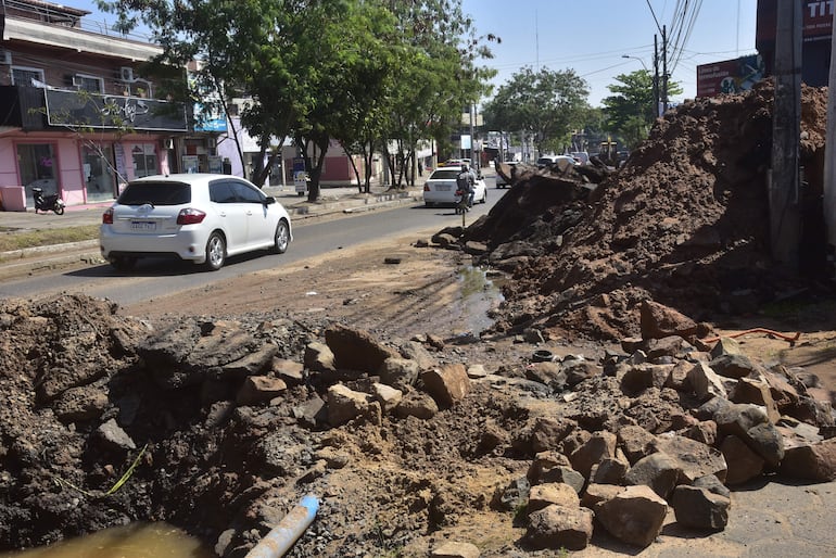 Los vehículos  pasan al lado de materiales, escombros y montañas de arena. Las obras debían haber terminado el mes pasado, según la propia orden de inicio emitida por la Municipalidad de Asunción.