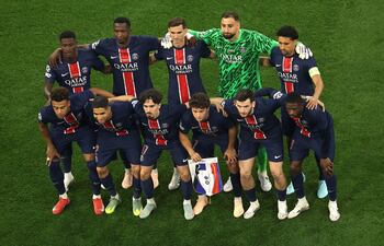 El once inicial del PSG posa para la foto de equipo antes de la final de la UEFA Champions League entre el Paris Saint-Germain y el Internazionale de Milán, en Múnich, Alemania.