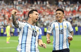 Lionel Messi de Argentina celebra tras anotar el primer gol de su equipo durante el partido del Grupo J de la Copa Mundial de la FIFA 2026 entre Argentina y Austria en el Dallas Stadium.