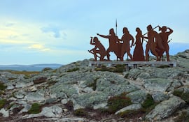 L'Anse aux Meadows, Terranova y Labrador, Canadá. Estatua de la Bahía de Epave. Sitio de excavación histórica con asentamiento vikingo reconstruido.