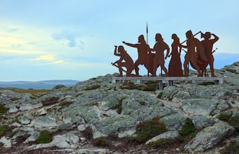 L'Anse aux Meadows, Terranova y Labrador, Canadá. Estatua de la Bahía de Epave. Sitio de excavación histórica con asentamiento vikingo reconstruido.