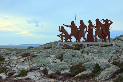 L'Anse aux Meadows, Terranova y Labrador, Canadá. Estatua de la Bahía de Epave. Sitio de excavación histórica con asentamiento vikingo reconstruido.
