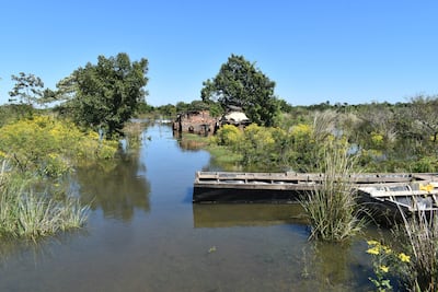 Desborde de río Paraná afecta a oleros de de Ayolas.