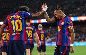 El delantero brasileño del Barcelona, Raphinha, lo celebra tras marcar el segundo gol de su equipo de penalti junto al delantero españo Lamine Yamal, durante el partido de fútbol de la liga española ante Racing Santander en el estadio Camp Nou.