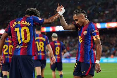 El delantero brasileño del Barcelona, Raphinha, lo celebra tras marcar el segundo gol de su equipo de penalti junto al delantero españo Lamine Yamal, durante el partido de fútbol de la liga española ante Racing Santander en el estadio Camp Nou.