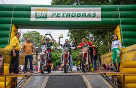 Julián Pérez (moto #11) es el nuevo campeón de la CL450.