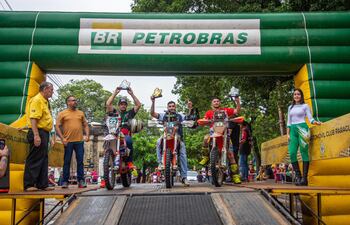 Julián Pérez (moto #11) es el nuevo campeón de la CL450.