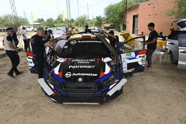 Los autos del Campeonato Nacional de Rally realizan la instalación del GPS en la Terminal de Ómnibus de la ciudad de Mariscal Estigarribia, cabecera del Rally del Chaco 2026.