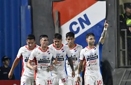 Josué Colmán levanta el brazo y festeja con sus compañeros el primer gol de Nacional esta noche en el Arsenio Erico.