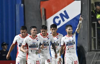 Josué Colmán levanta el brazo y festeja con sus compañeros el primer gol de Nacional esta noche en el Arsenio Erico.