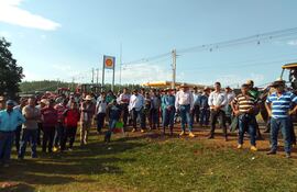 La foto corresponde a una manifestación realizada frente a Inpasa por el mismo grupo de productores en junio del 2024