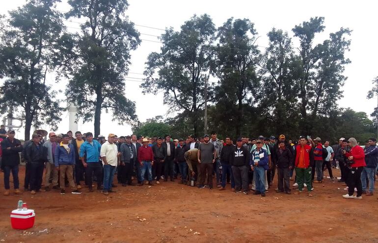 Productores de varios municipios se manifestaron frente a la planta industrial Cedipsa en el distrito de Guayaybí.