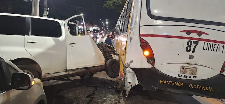 Choque múltiple en Villa Elisa involucró a un colectivo con pasajeros y causó cuantiosos daños materiales.