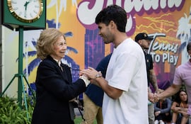 La reina Sofía, junto al tenista español Carlos Alcaraz, durante su visita al Miami Gardens, recinto donde se disputa el torneo Masters 1000. (EFE/Casa Real/Tomás Diniz Santos)