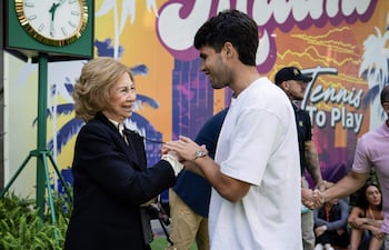La reina Sofía, junto al tenista español Carlos Alcaraz, durante su visita al Miami Gardens, recinto donde se disputa el torneo Masters 1000. (EFE/Casa Real/Tomás Diniz Santos)