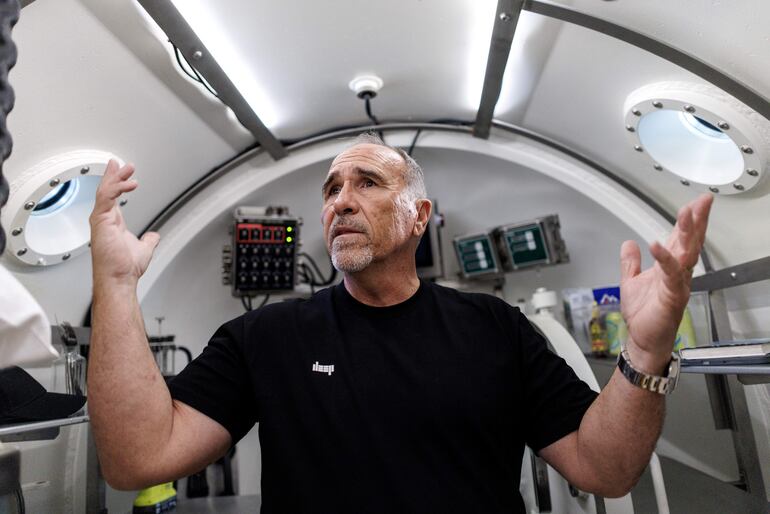 Roger Garcia, director de Operaciones del Hábitat, muestra el interior del hábitat submarino humano piloto Vanguard DEEP, exhibido en un almacén en Miami, Florida, Estados Unidos, el 29 de octubre de 2025.